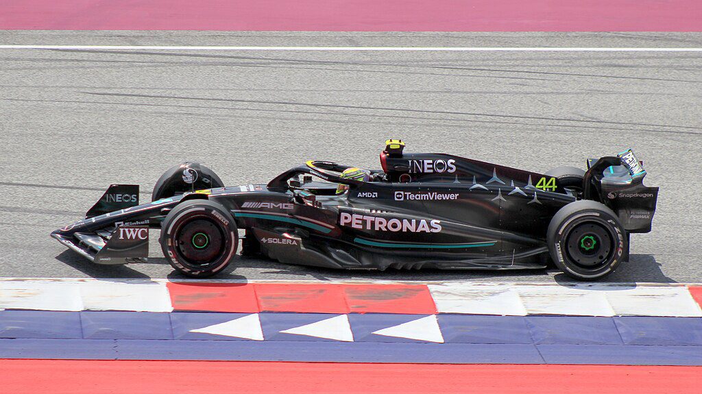 FIA legt uit waarom Lewis Hamilton geen straf kreeg