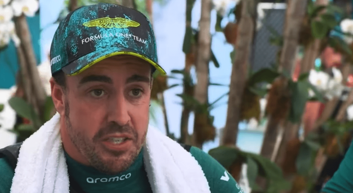 Alonso reageert op losgeschoten stuur in Bahrein: ‘kon niet eens schakelen’