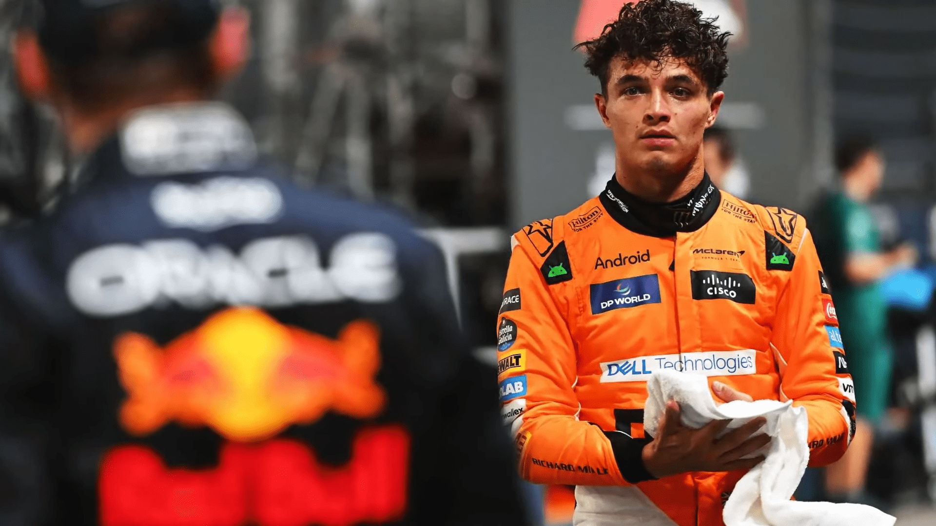 Bij deze crashes en weersomstandigheden zet de FIA een gele vlag om naar rood
