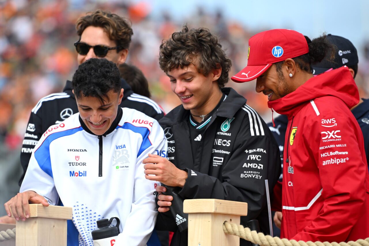 Antonelli bezwijkt onder Hamilton- en Verstappen-vergelijkingen: ‘hij maakt geen progressie’