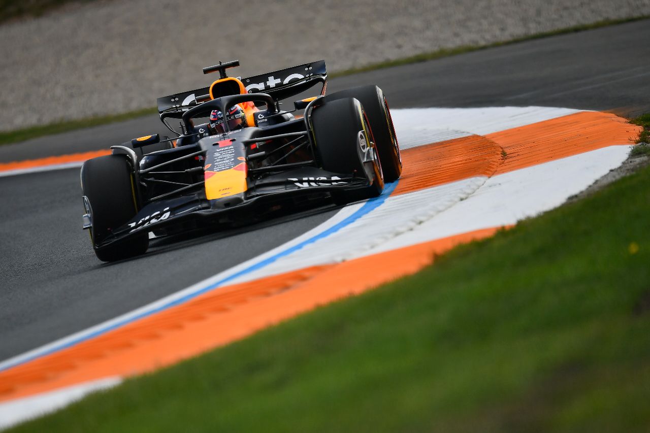 Jos Verstappen bekritiseert Red Bull en verdedigt Sergio Perez