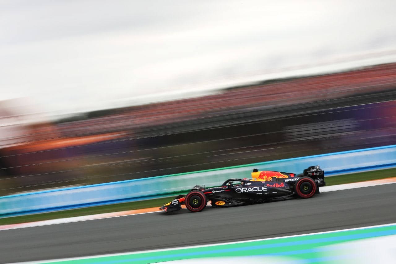 Hamilton bezorgd dat Red Bull ‘sinds augustus’ F1-auto niet heeft aangepast