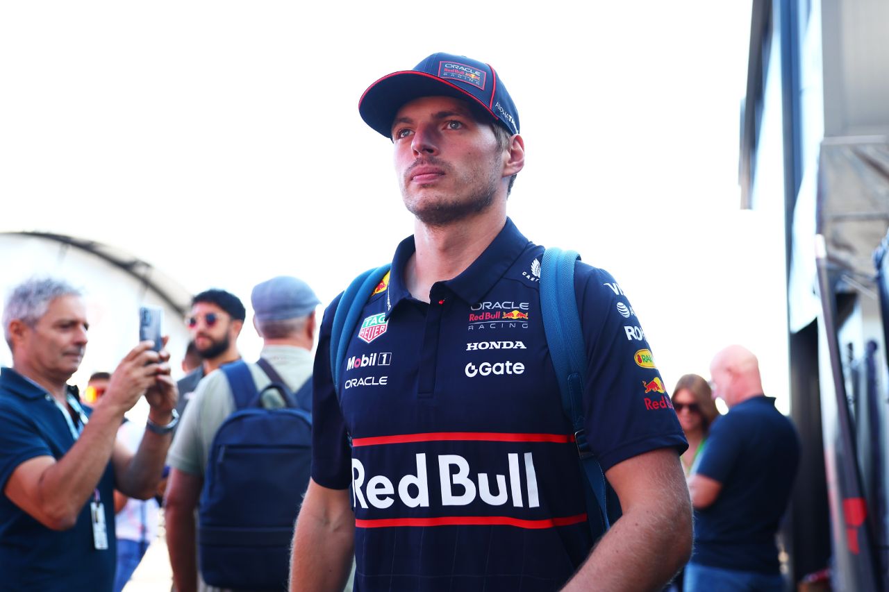 Coronel keek vol verbazing naar verrichtingen Verstappen: “Dacht dat hij de baan had afgesneden”