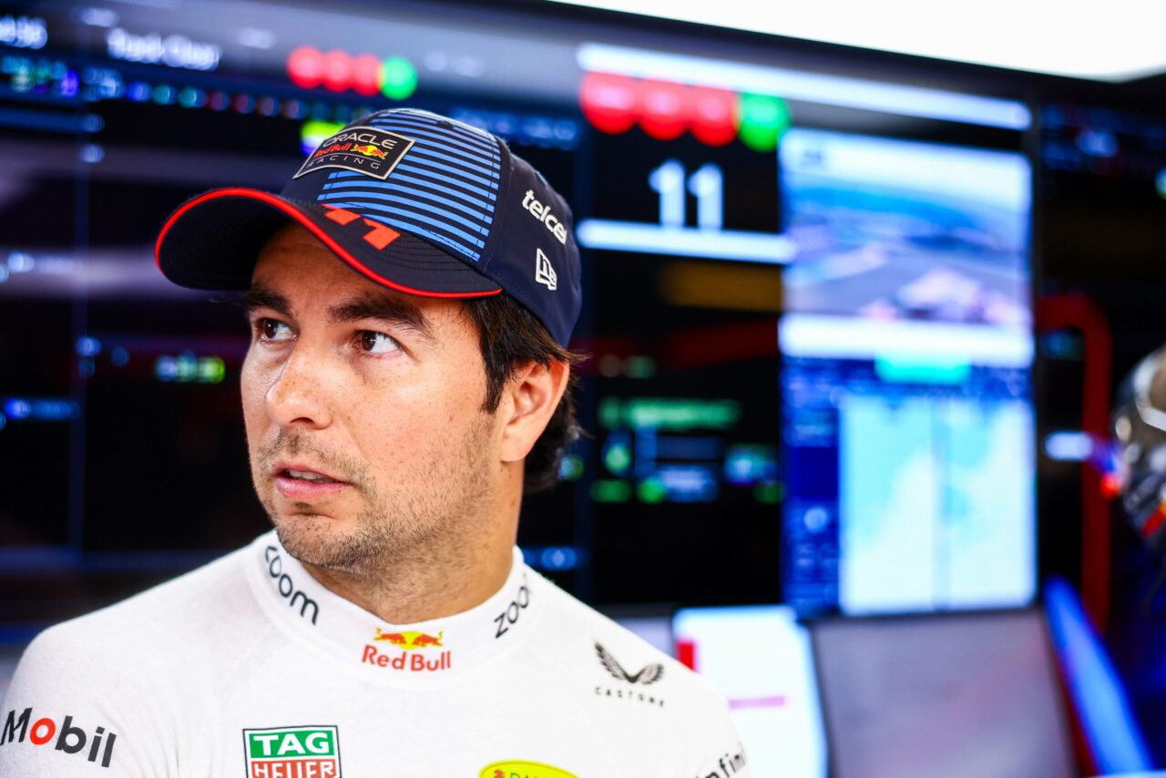 Perez reageert met één woord op Verstappens titelverlies en krijgt F1 aan het lachen