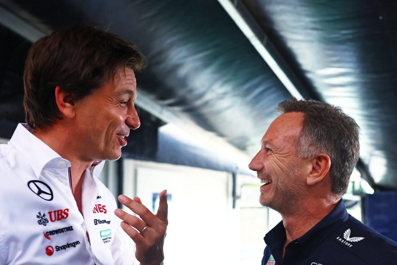 Beleidskeuze zonder teamorders geeft Wolff ruimte aan Russell en Antonelli