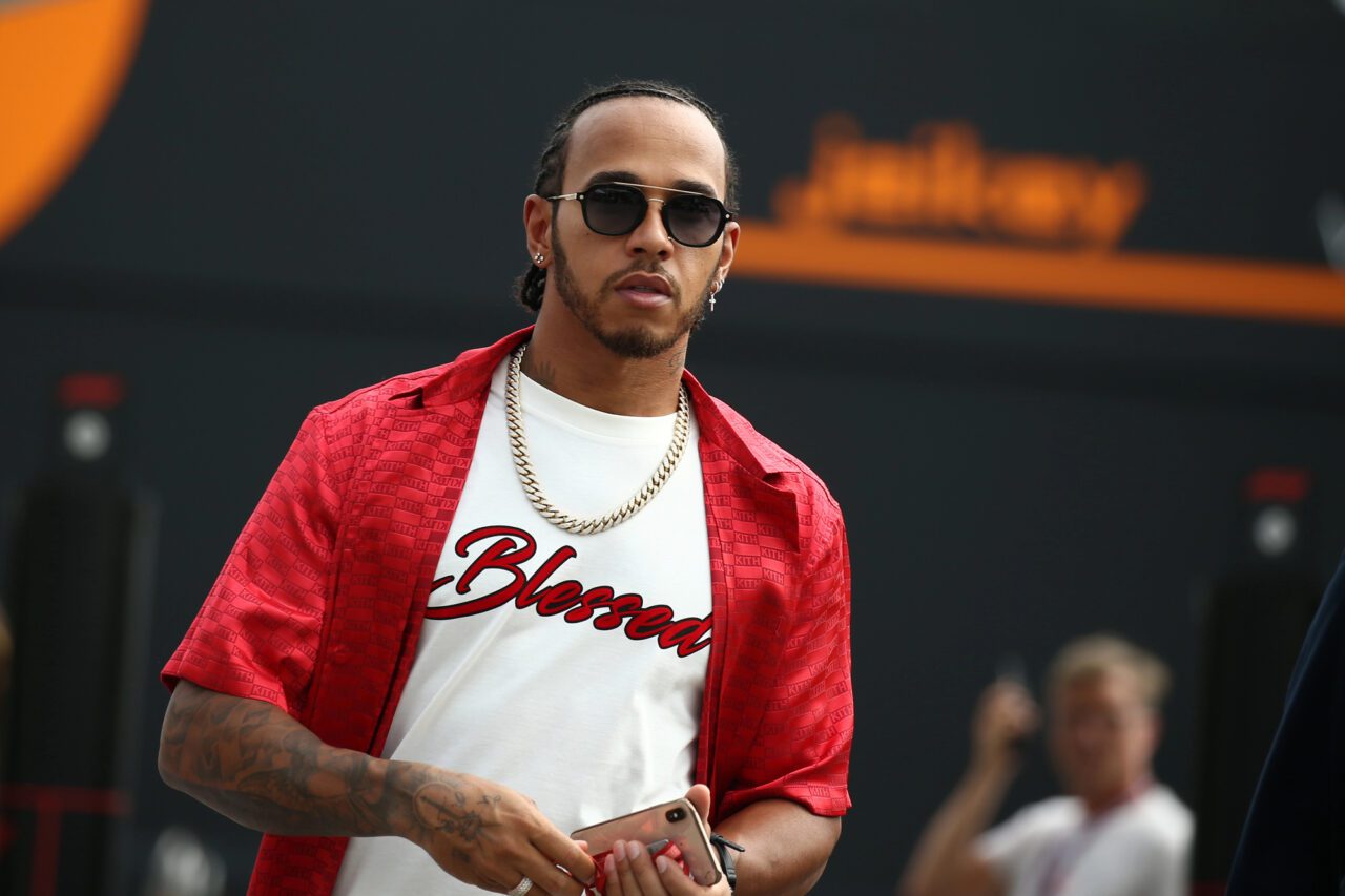 Lewis Hamilton afgewezen op datingapp: ‘Ik wilde geen F1-WAG zijn’