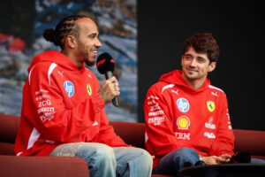Lewis Hamilton en Charles Leclerc Ferrari