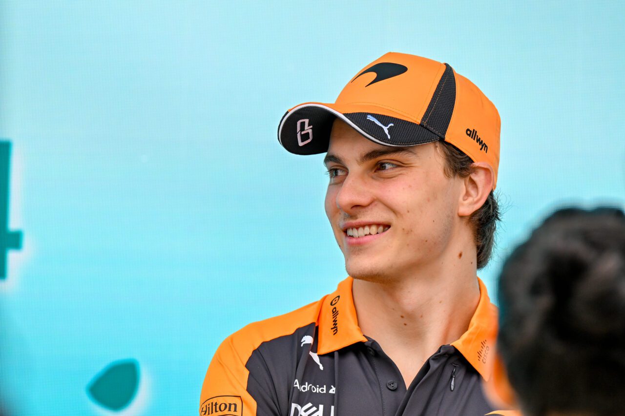 Oscar Piastri beschuldigt Albon van ‘brake-check’ op ongeziene teamradio
