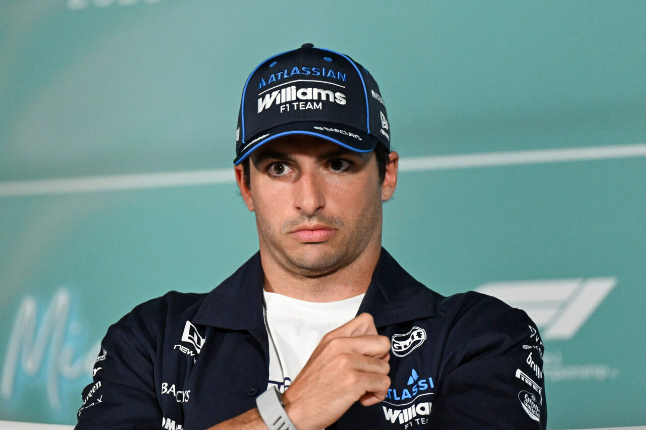 Carlos Sainz verbaasd over FIA-besluit na ‘softwarefout’ in Singapore